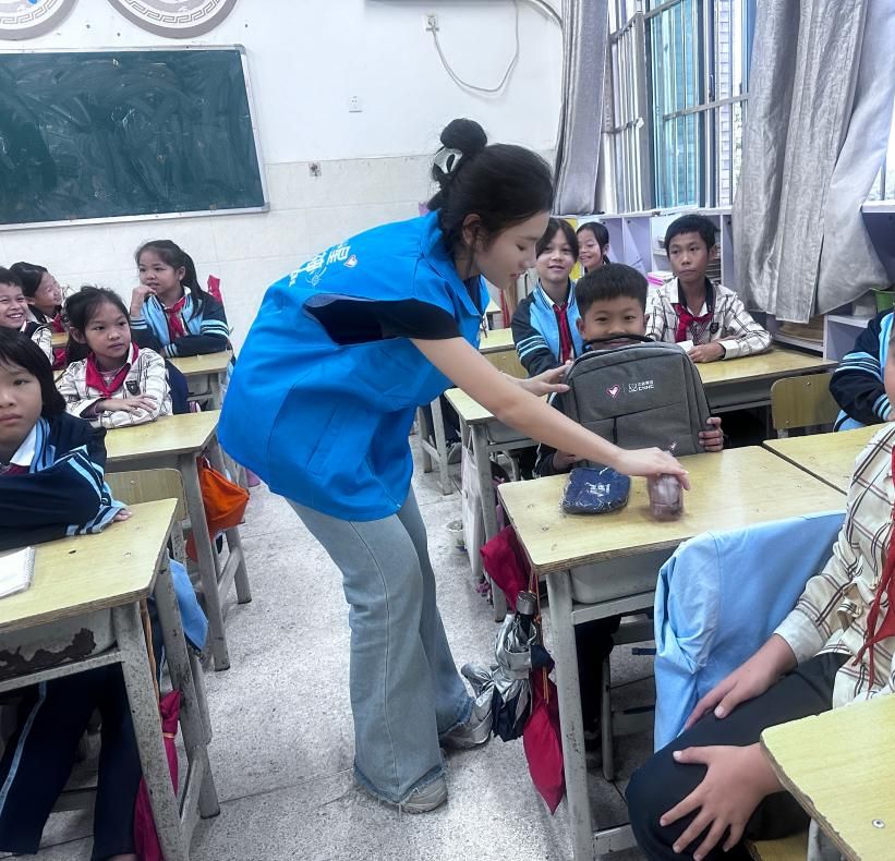 薪火潤童心 強(qiáng)核筑信仰：南寧學(xué)院不孤薪火志愿隊(duì)八進(jìn)龍崗小學(xué)播撒紅色種子